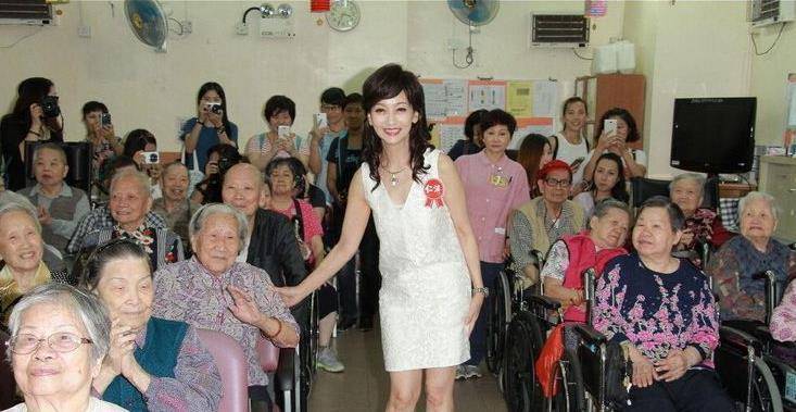 身材|女人50岁以后，头发都白了，还有必要打扮么？