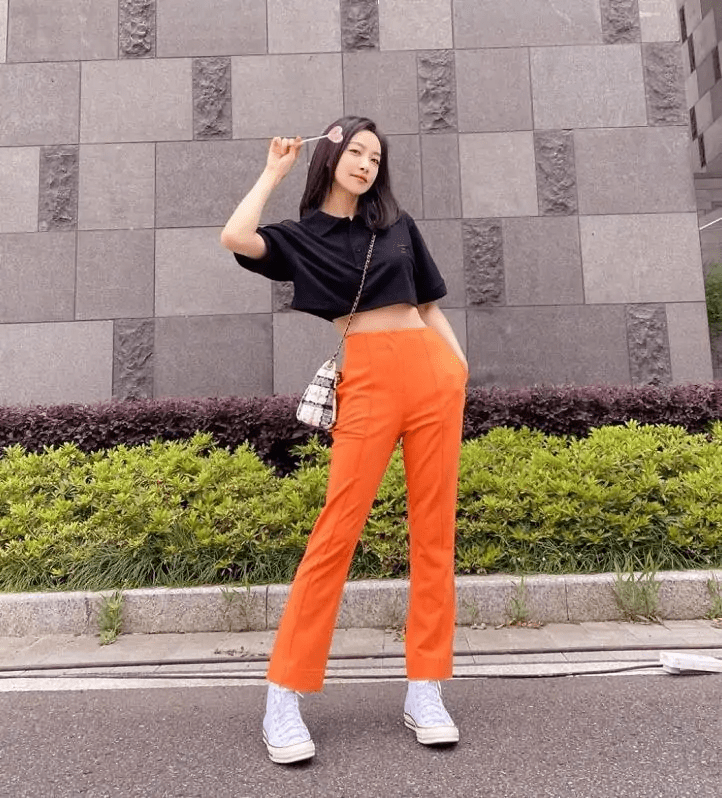 高跟鞋|立秋后无论穿裤子还是裙子，都别搭高跟鞋了，瞧瞧下面明星这样穿