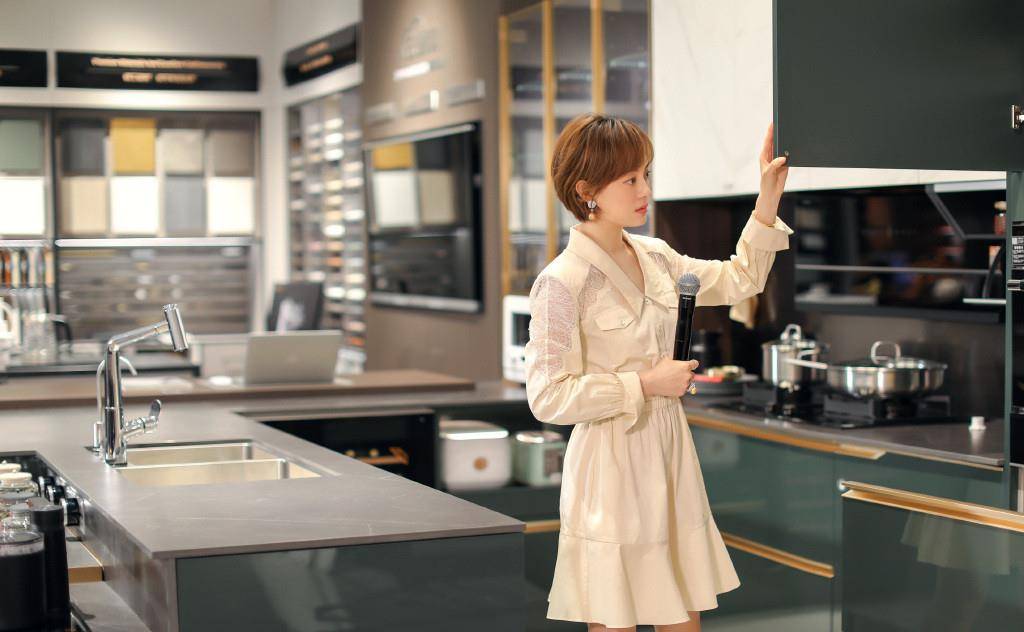 色彩|39岁孙俪被美到了，罕见透视蕾丝裙像29岁，老戏骨依旧是少女身材