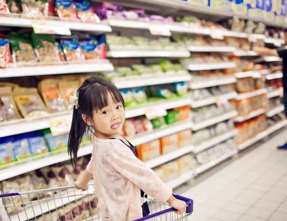 食品|一中学焚毁学生自带零食,家长有意见了,校长回应后家长仍不买单