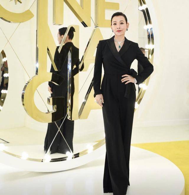 项链|陈冲赵涛同框合影都穿连衣裙,一个霸气一个优雅,真不愧是老戏骨