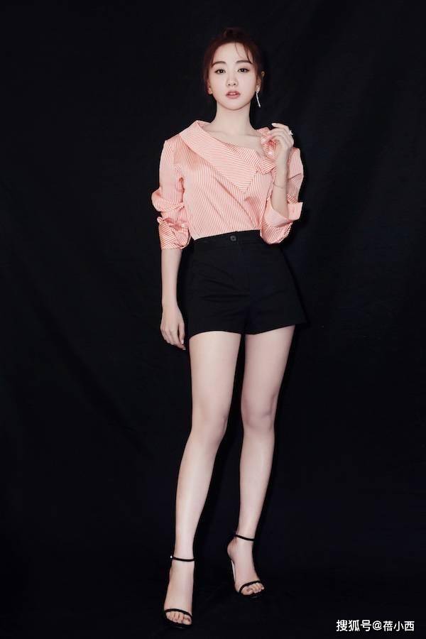 条纹|佘诗曼46岁又如何?穿条纹衬衫配短裤走机场,气质在根本不用扮嫩