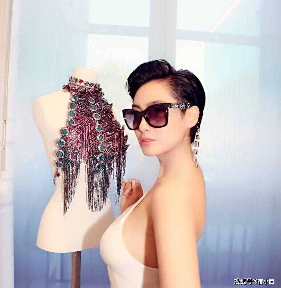 傲人|朱茵完全忽略了大婶的年龄,一身别致穿搭,大胆展现“傲人”身材