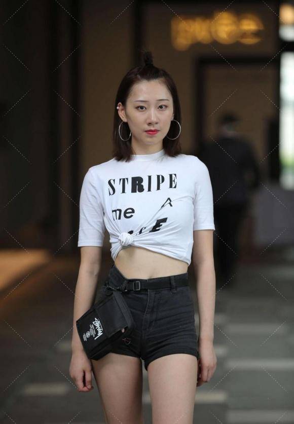 黑色|时髦精就是会穿搭，简单的基础款短袖配短裤，穿出清凉显身材的美