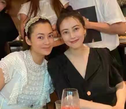 女神|赵又廷牵高圆圆逛街被偶遇！她穿连体裤暴露短腿，紧勒大腿太尴尬