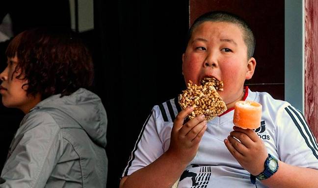 体重|小女孩路边吃串串，小肚子让人“出戏”，网友：和我爸肚子一样