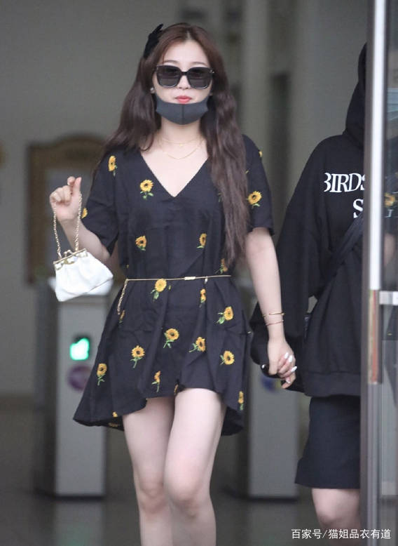 真会|虞书欣太淘气了，穿碎花裙领口还要插一朵玫瑰，真会赶时髦