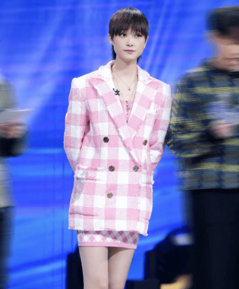 中性|37岁李宇春终于开窍，穿衣开始女性化，短裙下美腿曲线不输女团