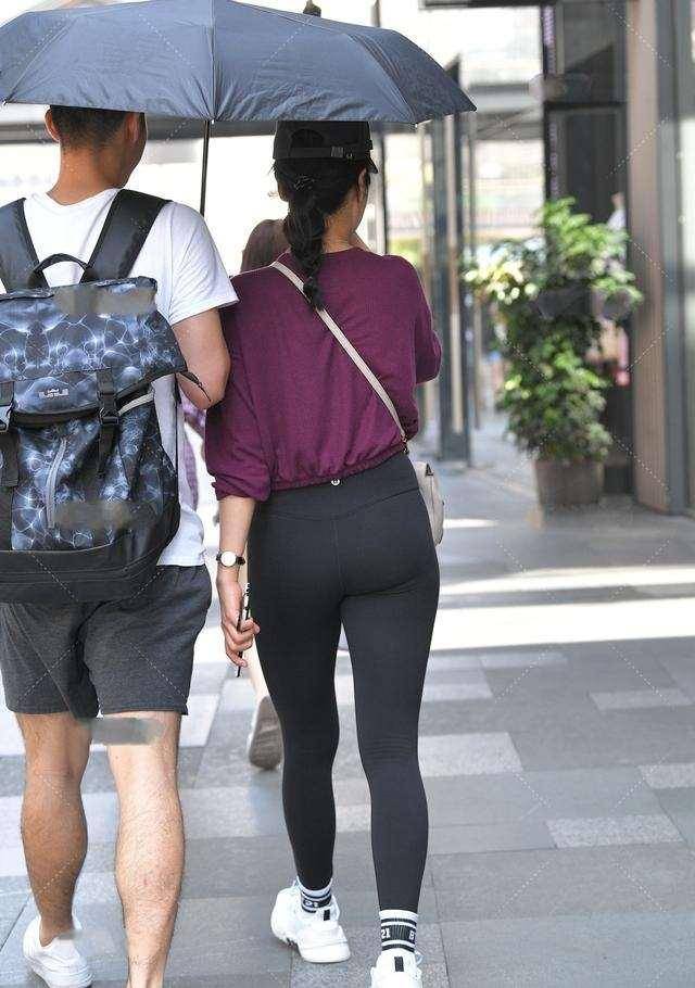 整体|黑色打底裤搭配灰色上衣，会显得腰身，整体视觉效果更加好