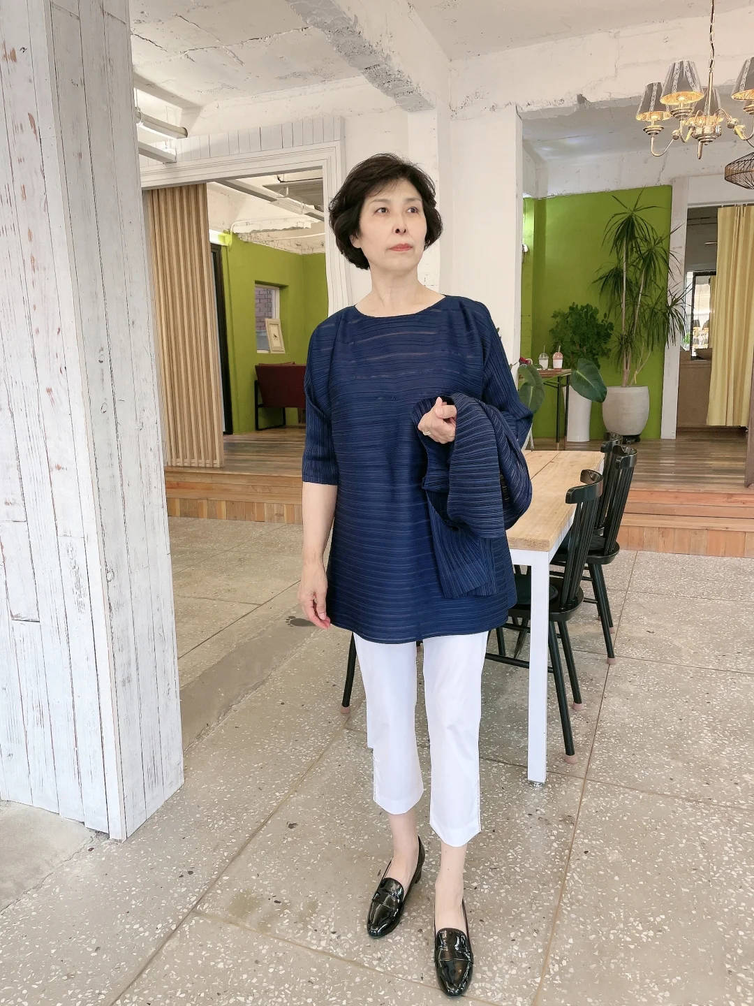 蓝色|女人过了60岁,妈妈衫就该这么穿,配七分裤和平底鞋,优雅又减龄