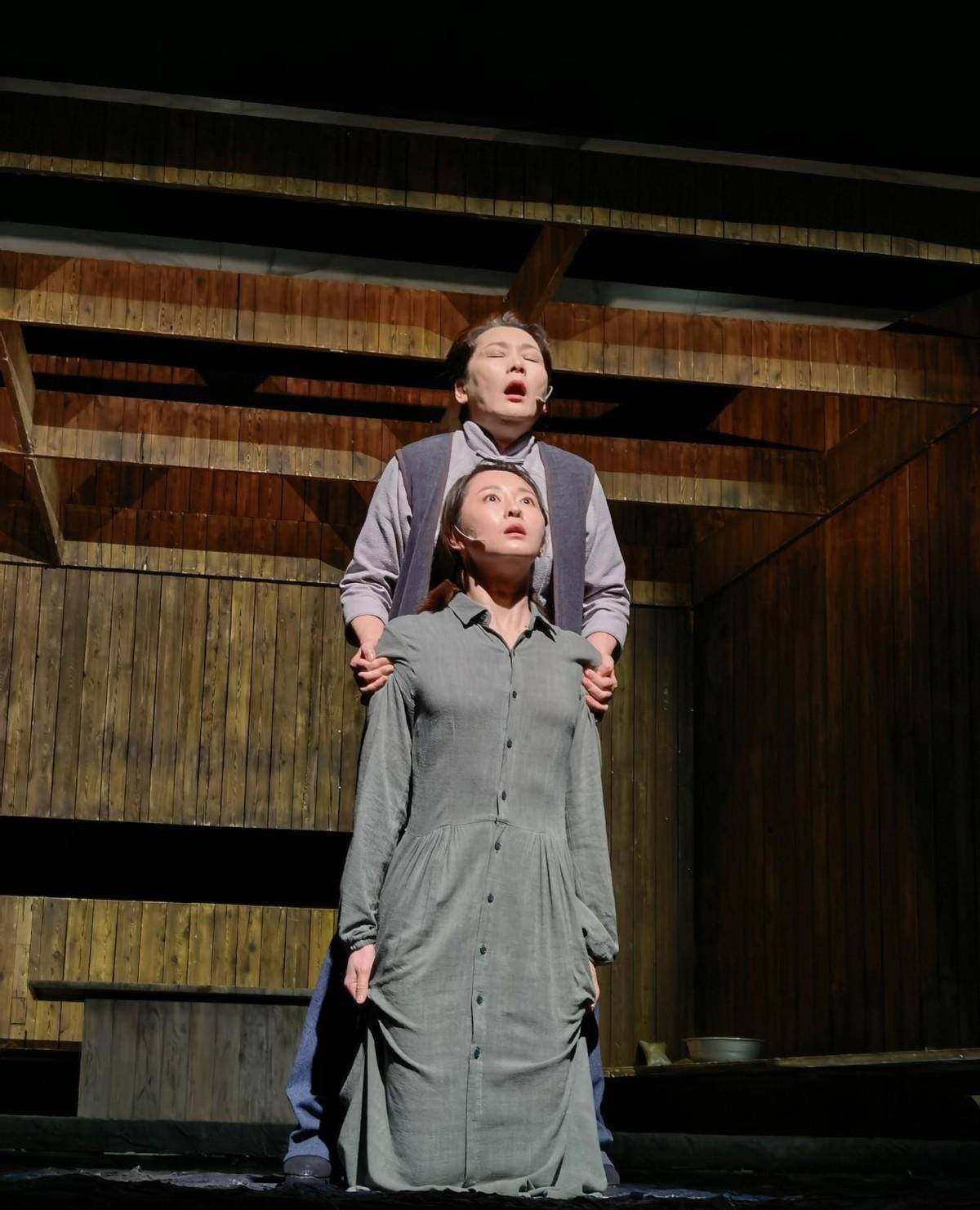 颜色|老戏骨何赛飞罕见晒照！57岁穿富贵装烫大波浪，红指甲太少女心