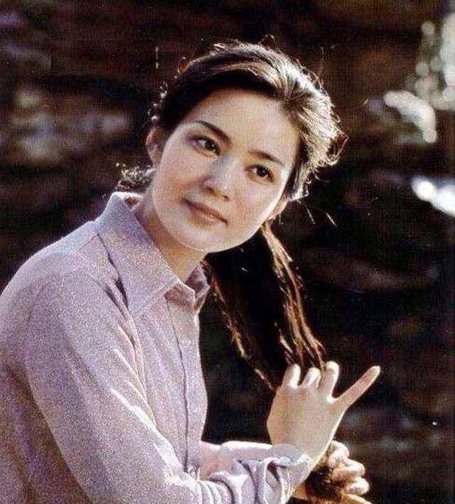 毛衣|老戏骨潘虹,年轻时竟然这么美,时尚的穿搭放到现在也“不过时”