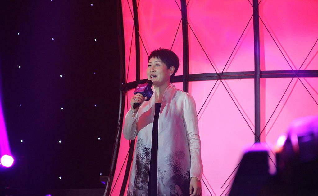 一身|老戏骨“张凯丽”真会穿，一身水墨图案礼服出镜，传统风格好时髦