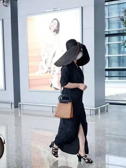 链条|金星罕见出街凹夸张造型！穿紧身裙戴链条项链，毫无女人味更显壮