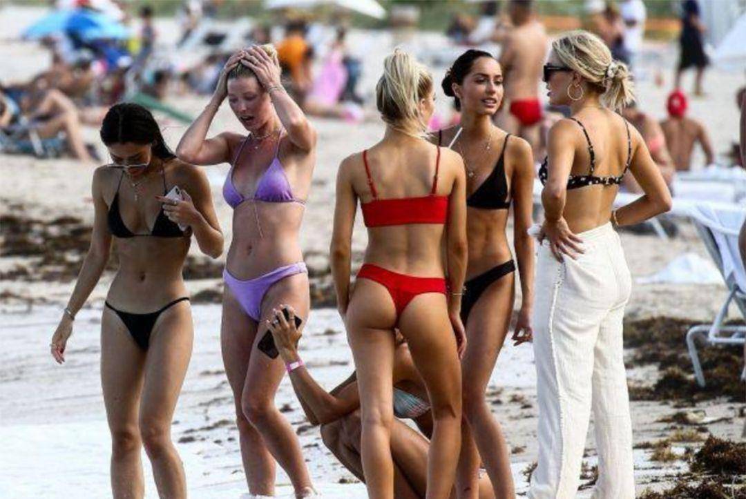 21岁超模卡梅伦亮相迈阿密泳衣周，和一群好友海滩嬉戏旁若无人