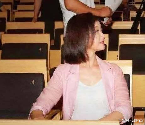 初恋|宋祖英仿佛冻龄了,穿粉色西装搭配半身裙,不像是年过五旬的人