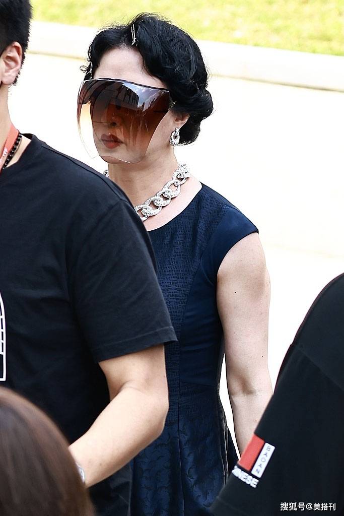 脸部|54岁金星老了！最新照脸部浮肿颈纹明显，小黑裙配镶钻珠宝好贵气