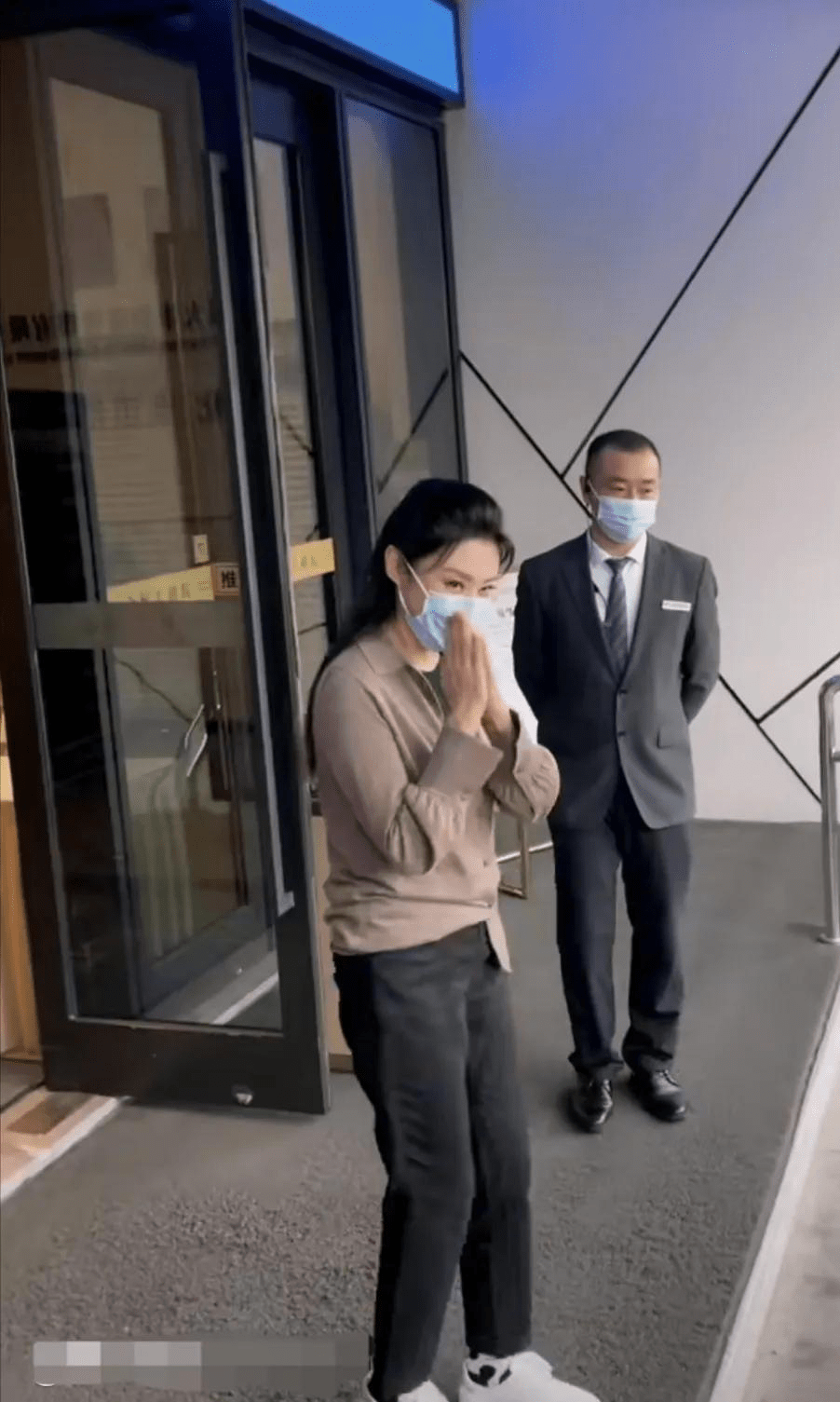 感觉|周涛被粉丝围观拍照，53岁素颜也真实，但气质好是央视最美主持!