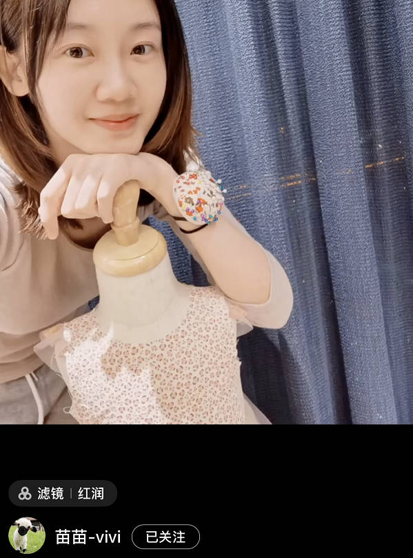 小孩|苗苗晒与郑恺出游照，皮肤白皙小腿纤细，两人搭肩手牵手超甜蜜