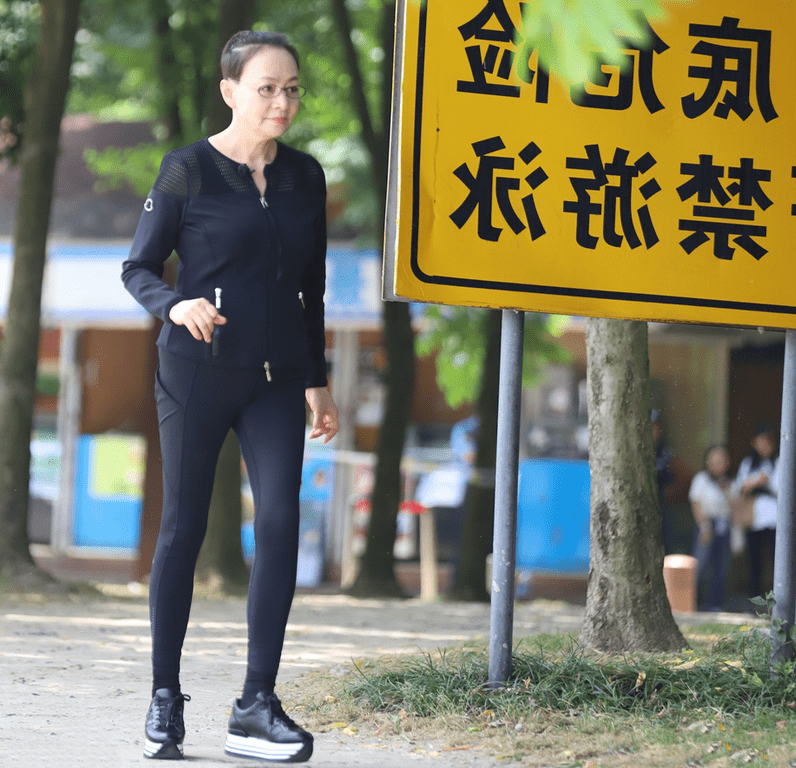 身材|61岁宋丹丹厉害了！紧身运动装塑造出完美比例，线条一点不输00后