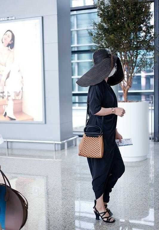 黑色|金星这回造型太成功，穿黑色连衣裙好显瘦，大檐帽显贵又优雅
