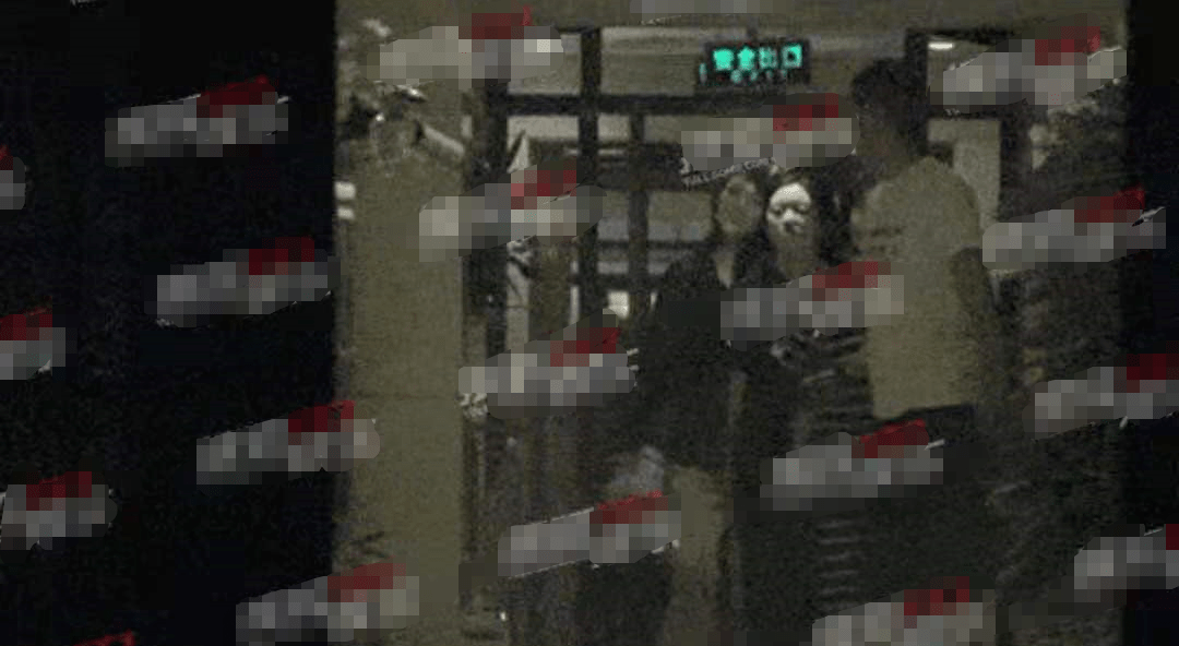 图片|李亚鹏一家街头散步打扮朴素 女儿女友全程交流少