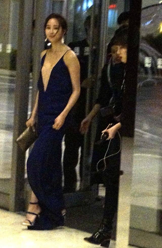 曲线|张钧甯对身材还挺自信的，一袭开叉长裙秀曲线，走起路来好撩人