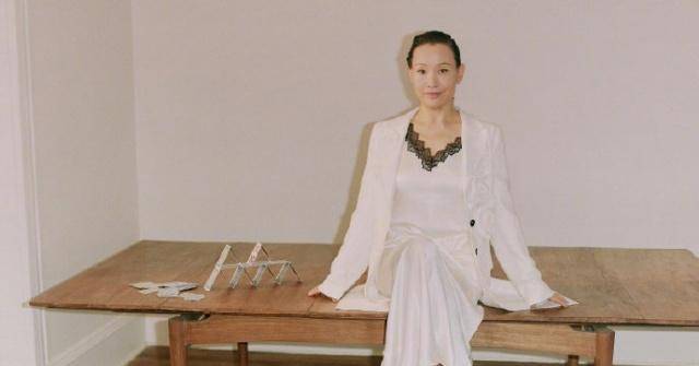 设计|陈冲59岁高调剪大背头,简约穿搭秀出时尚大片,满屏高级感!