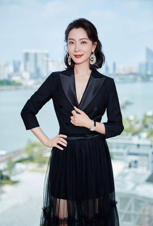 整体|陈数穿衣搭配美课堂，42岁的她，竟把西装穿出了高级贵妇感！