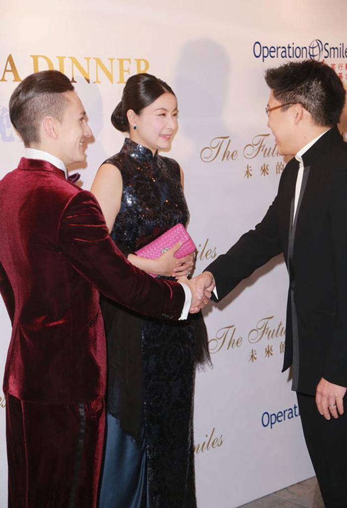 郭晶晶|郭晶晶不愧是“阔太太”,一袭亮片旗袍裙优雅高贵,气质绝佳