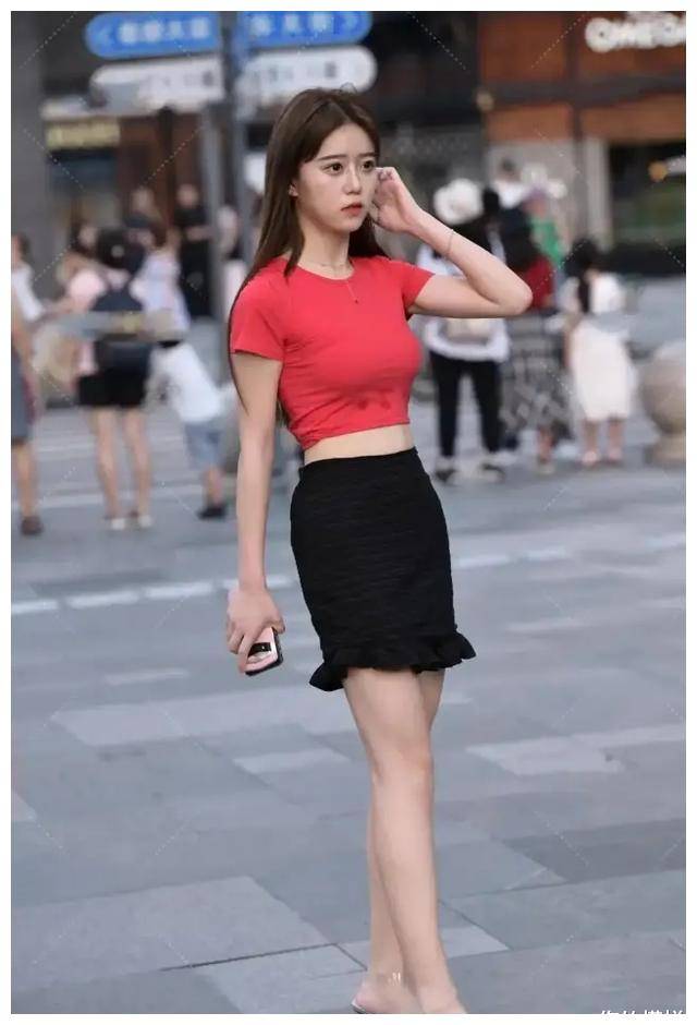 颜色|红色短T恤搭配黑色百褶裙，一种自然的美，凸显完美身材