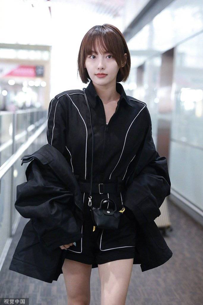 带着|33岁张嘉倪端庄大方，黑白配造型拍神秘大片，教科书搭配值得学！