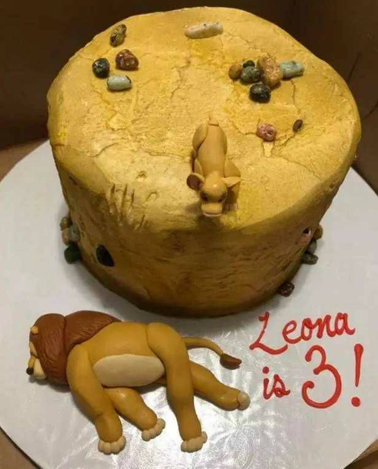 3岁女孩为独占蛋糕，定制狮子王坠亡样式：他们看了伤心就不吃了_孩子