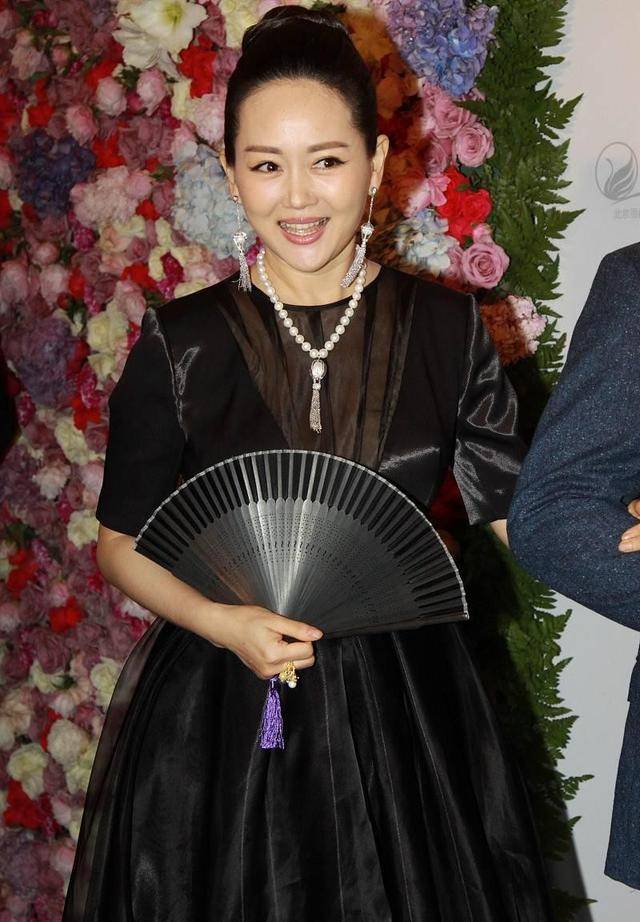 黑色|王志飞老婆挺有名媛感的，黑色薄透裙配珍珠项链，身材挺高挑的