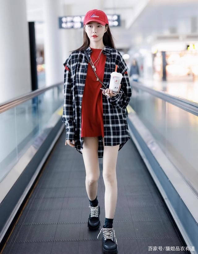 扣子|乒乓球女神刘诗雯挺会穿，场上挺霸气，场下穿格纹衬衫满满少女心