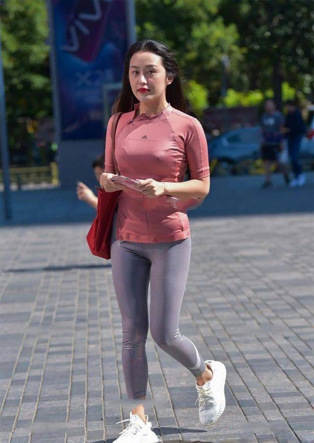 羊羔|魅力有致的紧身打底裤美女，散发出迷人气息