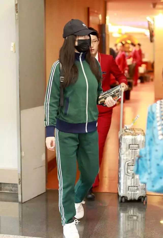 设计|41岁柳岩再因身材上热搜：中间镂空却一点不露，后背设计太吸睛