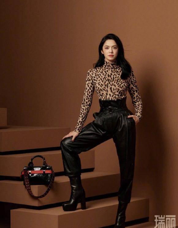 黑色|关晓彤的腿长得夸张！T恤+短裙清爽活力，号称大陆腿精不过分