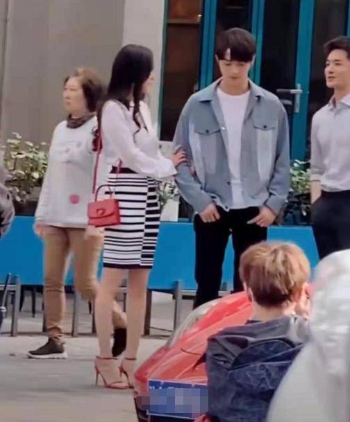 二八定律|杨幂拍戏太累？生图路透法令纹抢眼显老十岁，穿60块回力鞋撑国货