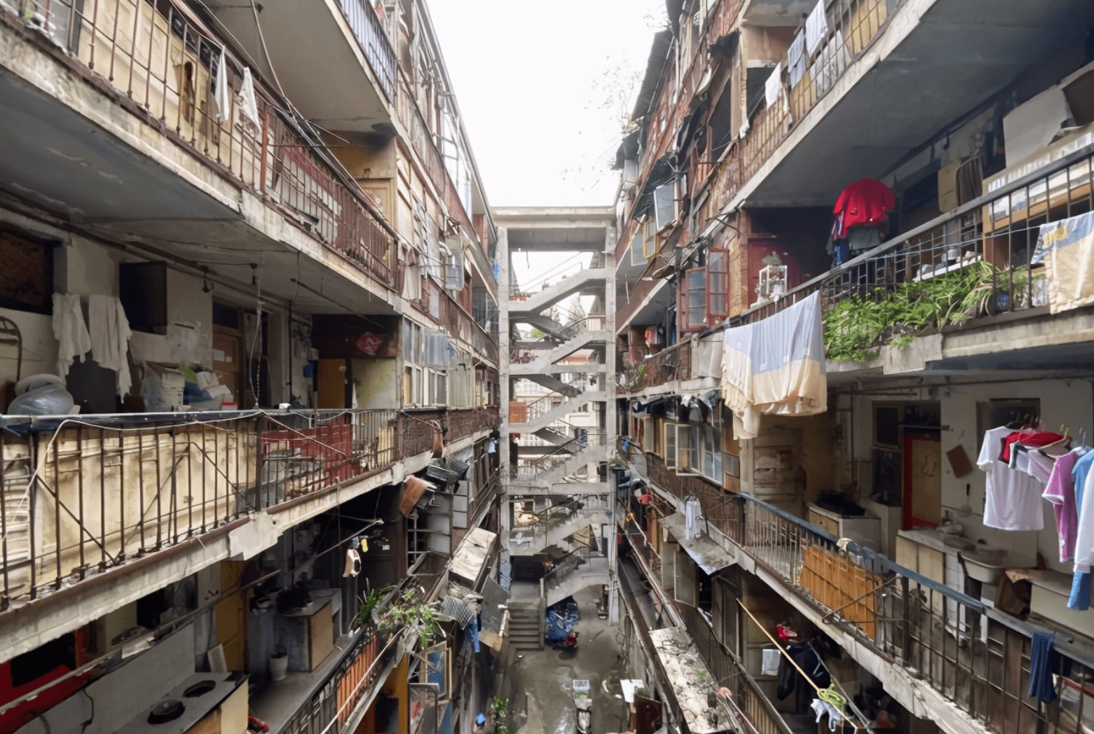 虽然说这里都是成都老房子,可这里的建筑风格和香港那种城中村的楼