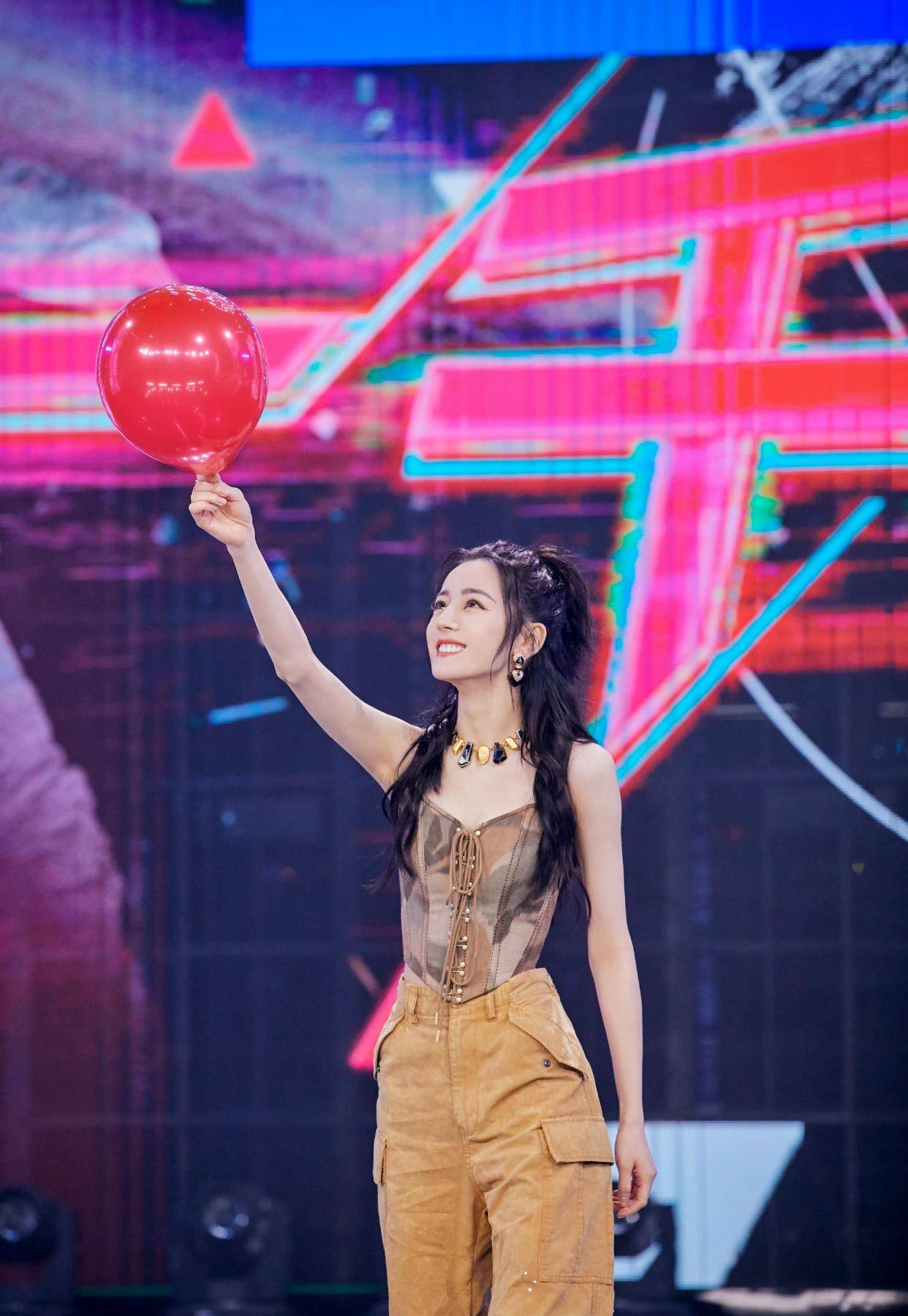 迷彩|迪丽热巴罕见“迷彩装”现身，吊带配工装裤大秀身材，真是养眼