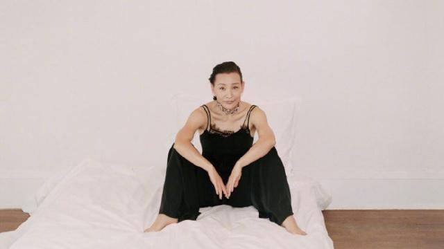 设计|陈冲59岁高调剪大背头，简约穿搭秀出时尚大片，满屏高级感！