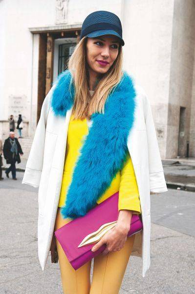 对比色|凯特王妃真敢穿，裤子的裤腿比腰还宽，一身“绿配紫”也有高级感