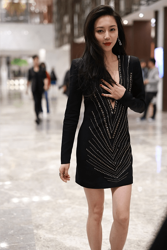黑色|黄梦莹穿衣真够“大胆”的，穿包臀裙不够还要加大V领，太迷人了