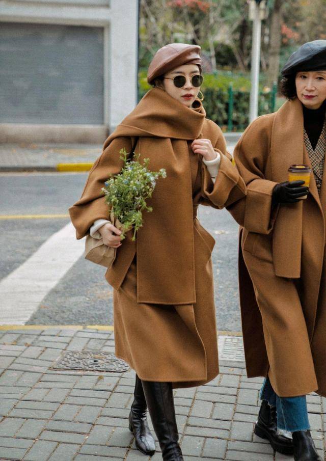 魅力|三木母女又“放大招”，穿同款大衣优雅高级，母女装穿成闺蜜装