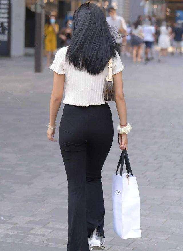 高跟鞋|黑色绑带背心搭配紫色打底裤，是妹子们注重的环节，给人不同感觉