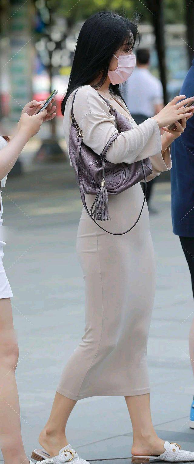 高跟鞋|连衣裙的装扮特别柔美,凸显女人的优雅年轻