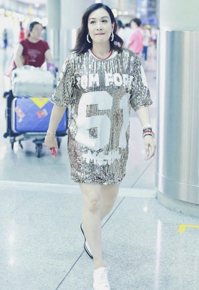 粉色|钟丽缇年纪越大越自信,穿粉色紧身衣配瑜伽裤,藏不住发福的身材