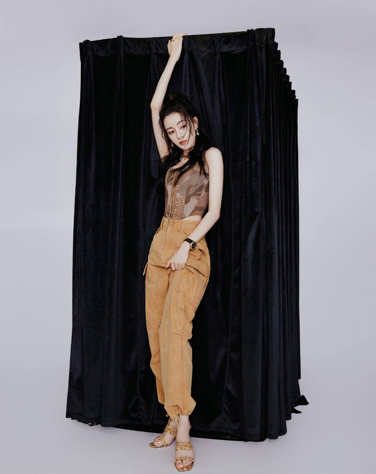 迷彩|迪丽热巴罕见“迷彩装”现身，吊带配工装裤大秀身材，真是养眼