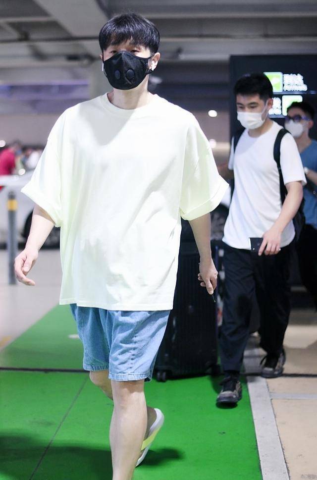 李荣浩|李荣浩够任性的,脚踩人字拖现身机场,边玩游戏超显轻松自在